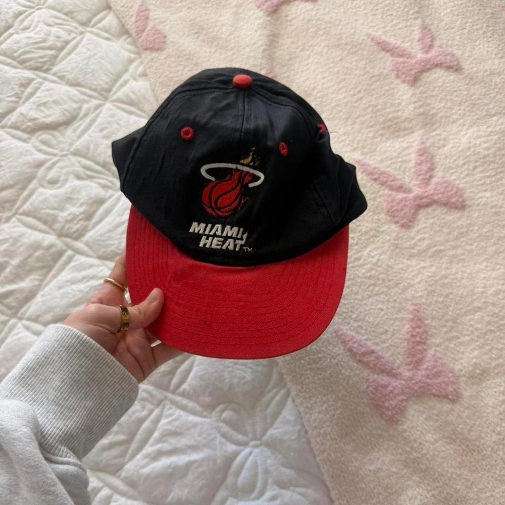 black and red‎ Miami Heat NBA hat